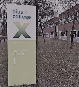 Foto van Pius x college straatnaambord voor leslocaties Grip Op Leren